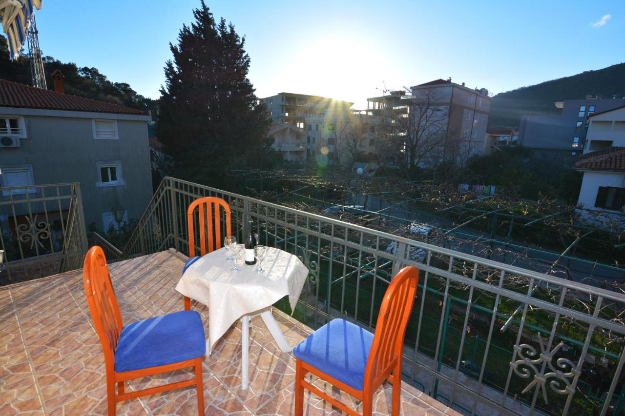 B&B Petrovac na Moru - Apartments Jovana - Bed and Breakfast Petrovac na Moru