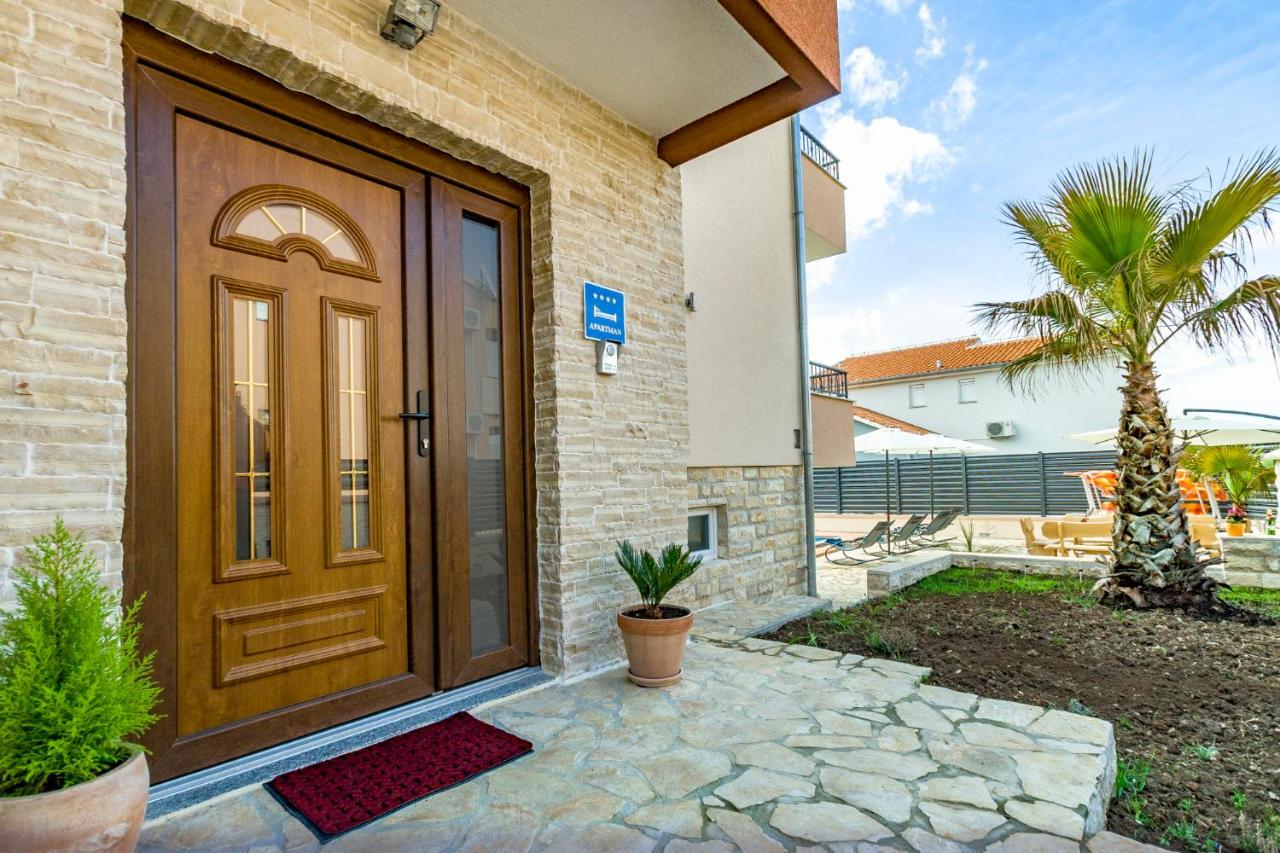 Apartment Maja with private pool - B&B