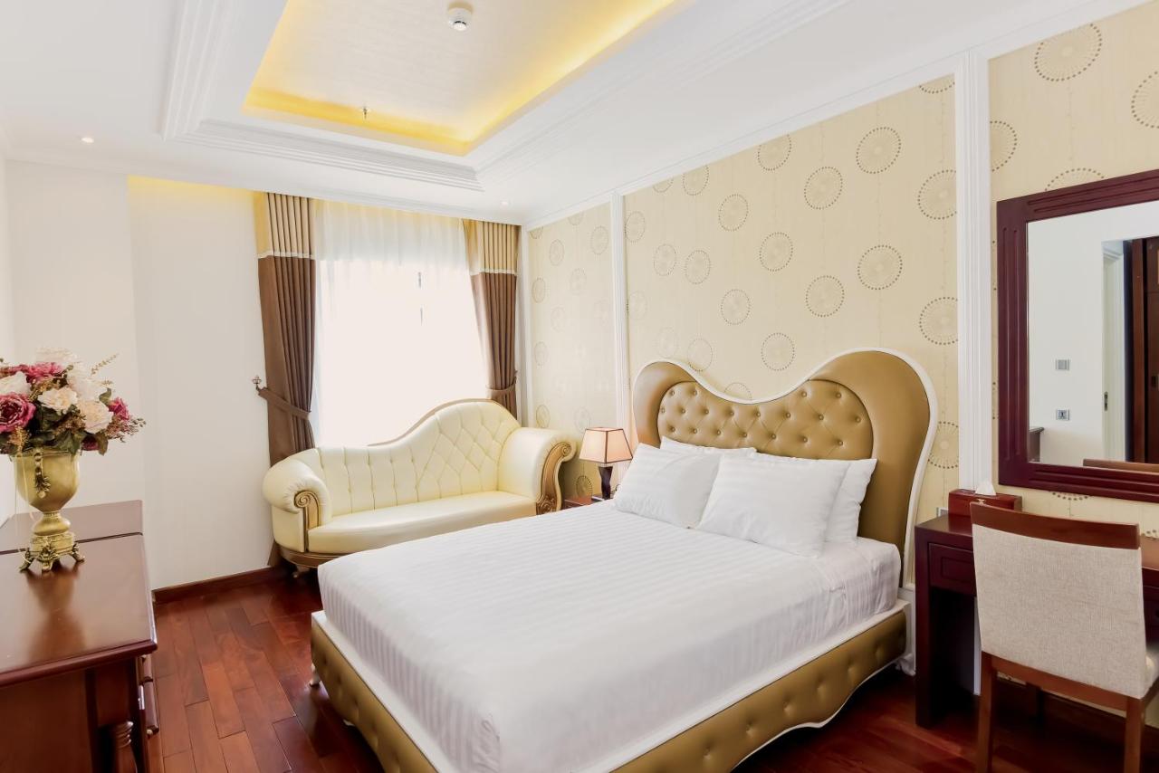 Deluxe Three-Bedroom Apartment - HENRY