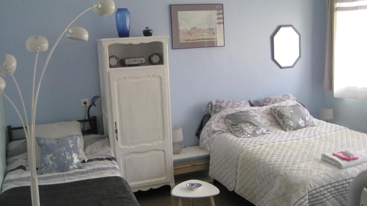 Dreibettzimmer mit Dusche
