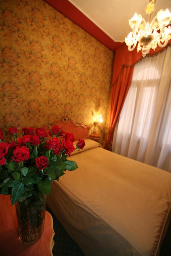 Kleines Doppel-/Zweibettzimmer