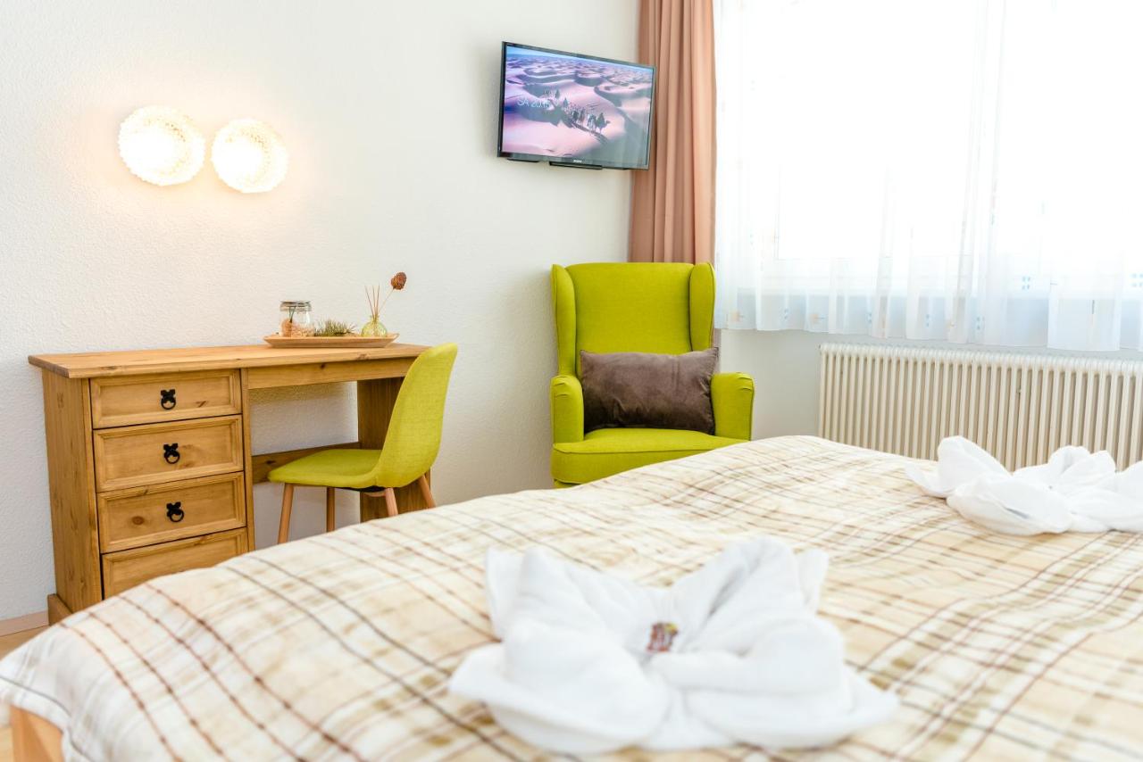 Doppel-/Zweibettzimmer mit Dusche