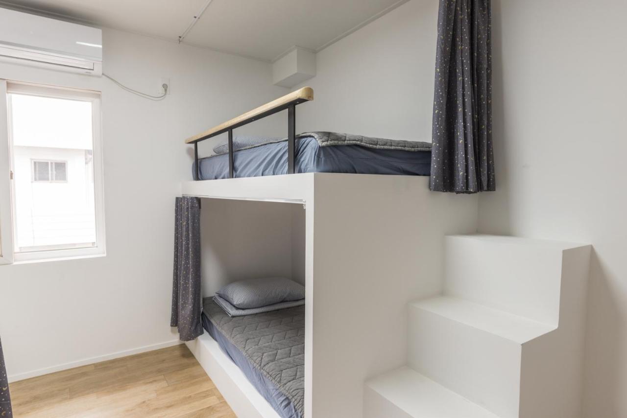 Kleine Tweepersoonskamer met 2 Aparte Bedden