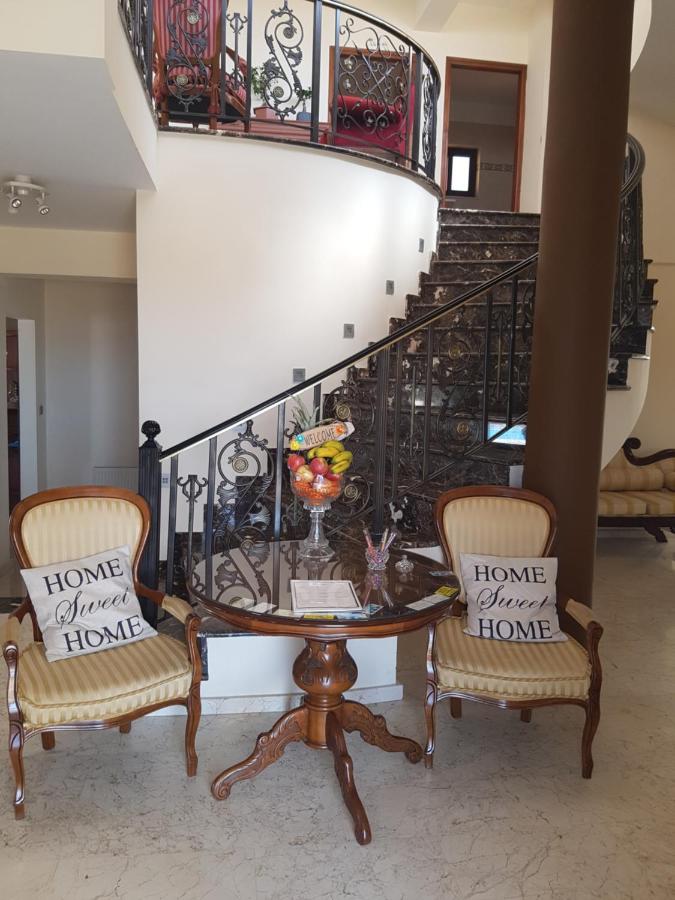 Larnaca Mansion Ideal for 3 Families or more - B&B Larnaka