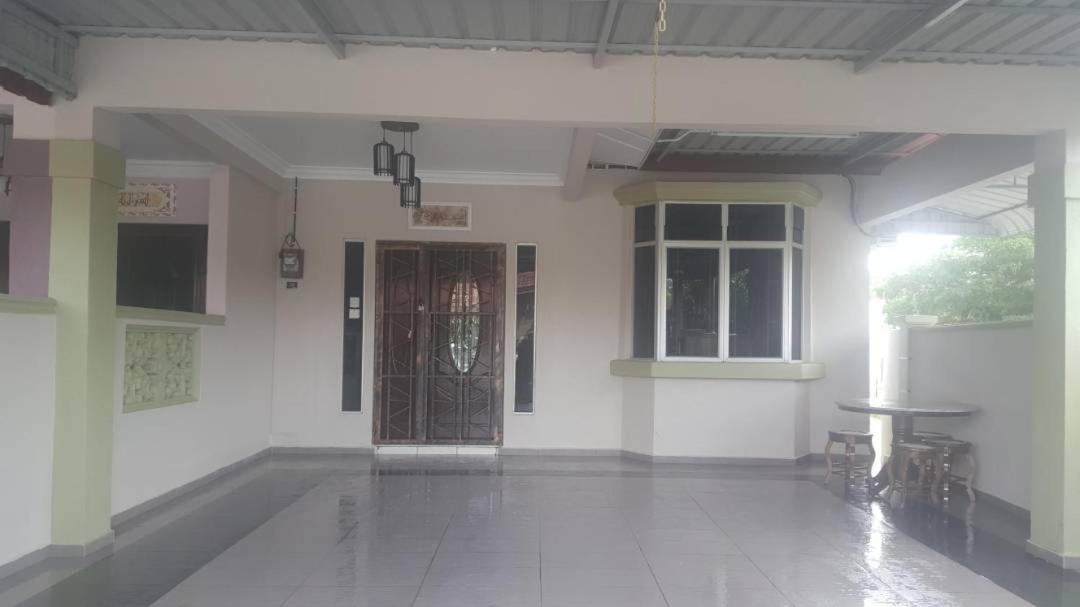 Damai Holiday Homestay - B&B