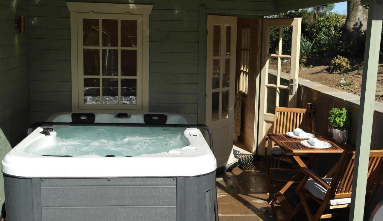B&B Fylingthorpe - Ashford house 'The Snug' private hot tub - Bed and Breakfast Fylingthorpe
