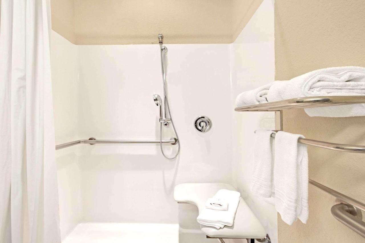 Queen Room with Roll-In Shower - Mobility Access/Non-Smoking