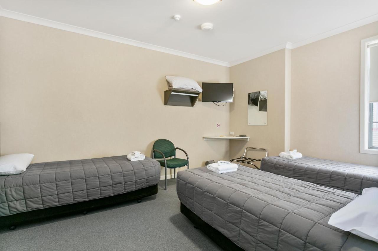 Driepersoonskamer met 3 Eenpersoonsbedden en een Gedeelde Badkamer