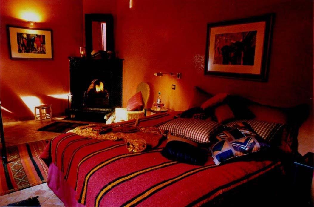Rotes Doppel- oder Zweibettzimmer