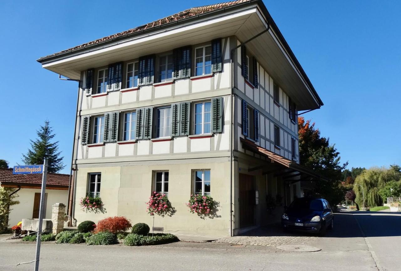 B&B Fraubrunnen - "Zur alten Schmiede", 70m2 Studio mit Kaminfeuer und Sauna - Bed and Breakfast Fraubrunnen