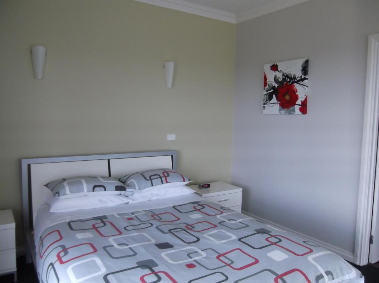 The Lake Queen Room