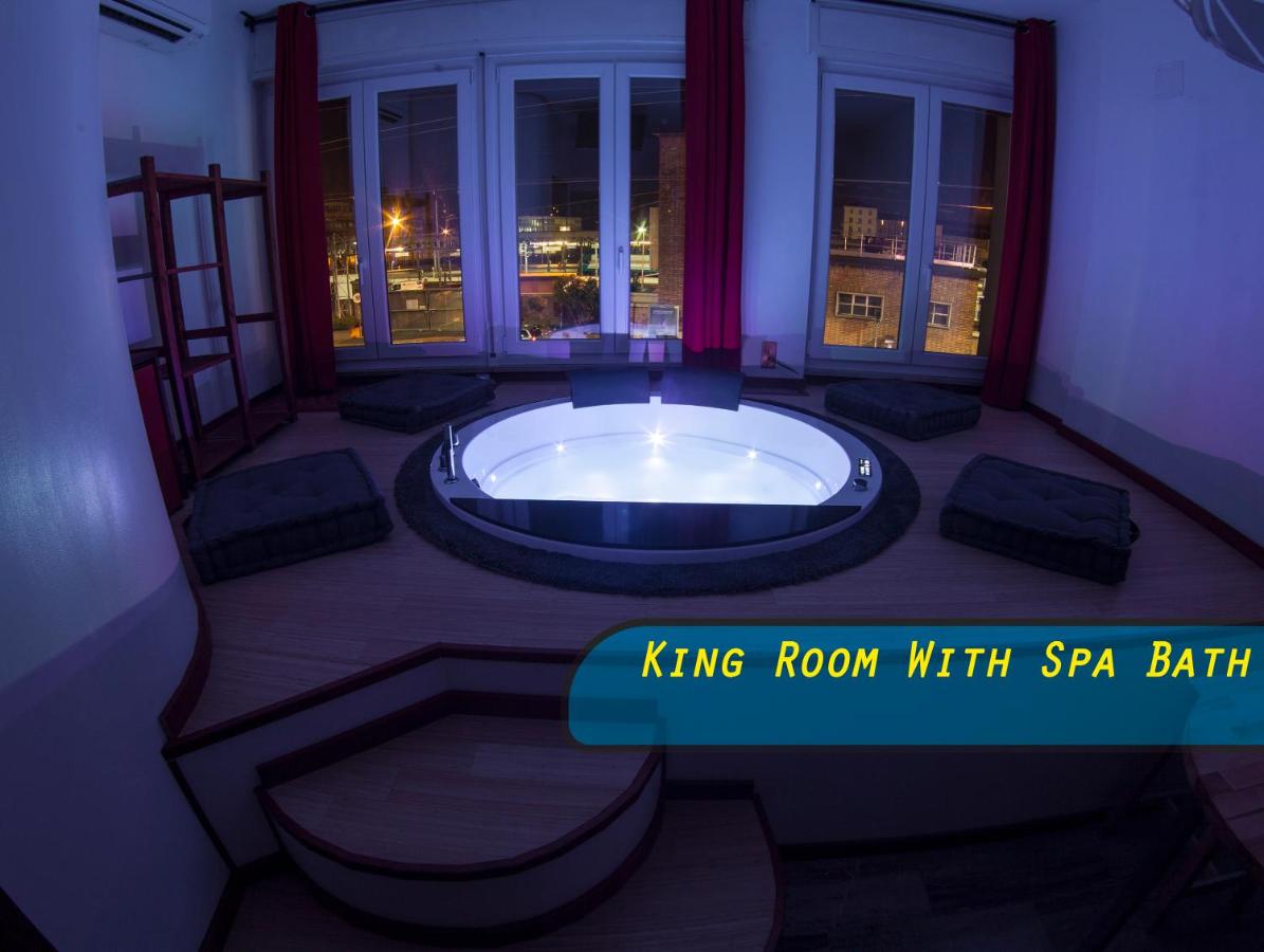 Zimmer mit Kingsize-Bett und Whirlpool-Badewanne auf 2 Ebenen