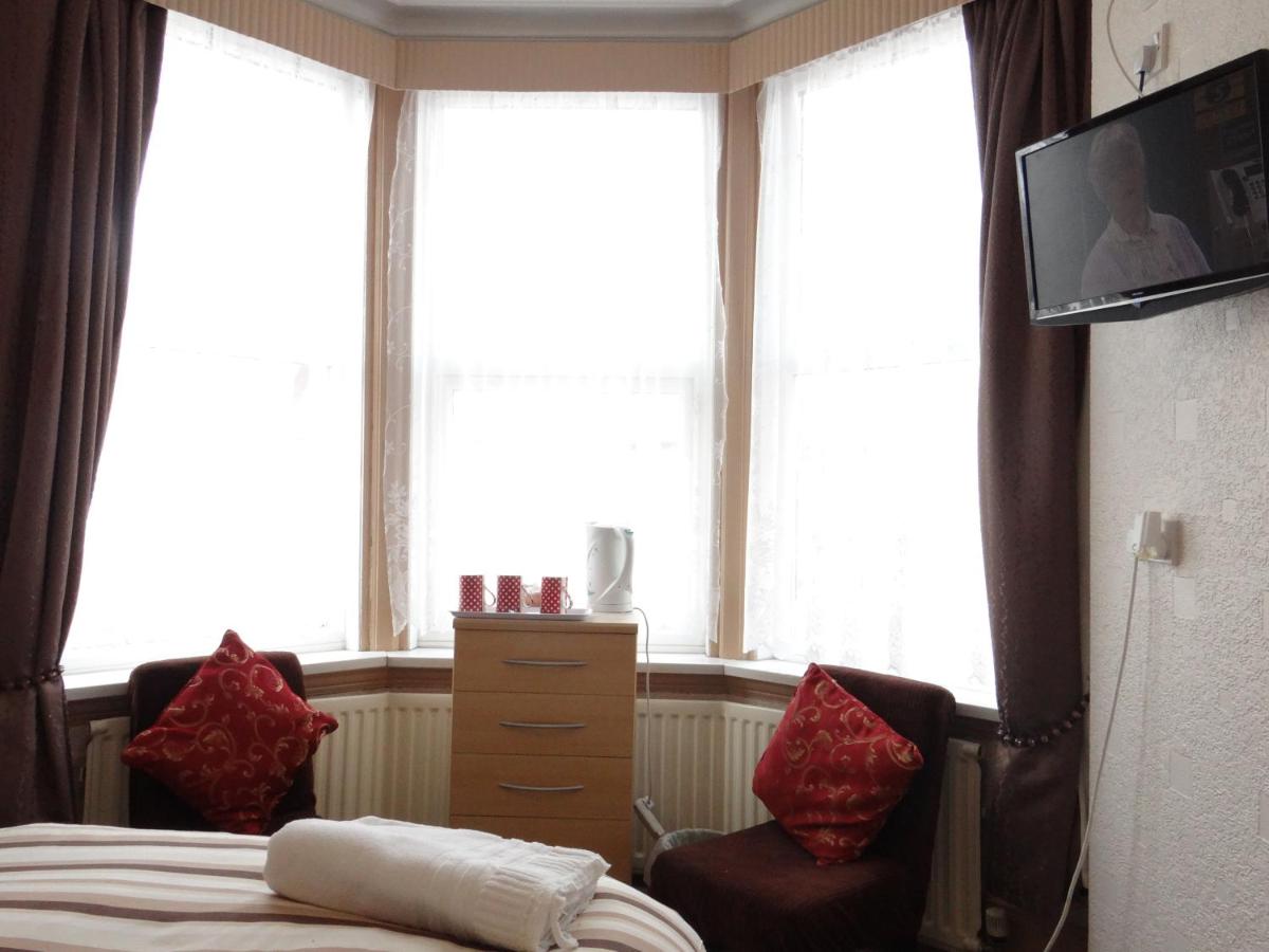 Family Room (2 Adults + 1 Child)