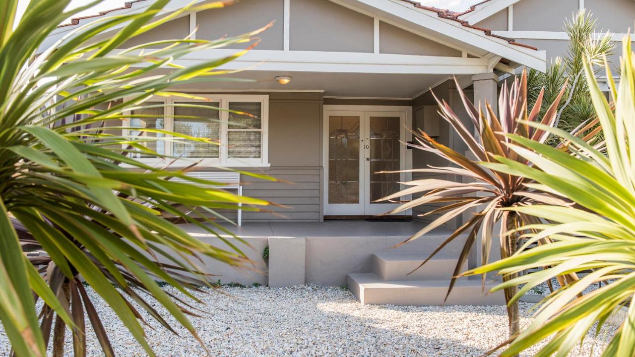 B&B Fremantle - Leisurely Manor - spacious three bedroom home in Fremantle - Bed and Breakfast Fremantle