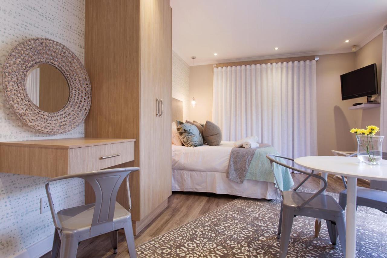 Zimmer mit Queensize-Bett und Gartenblick