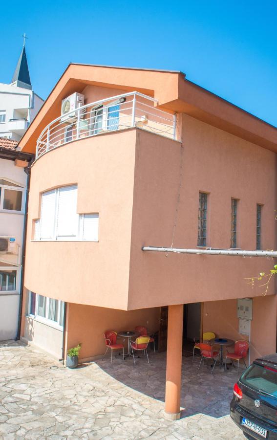 Tweepersoonskamer met 2 Aparte Bedden en Gedeelde Badkamer