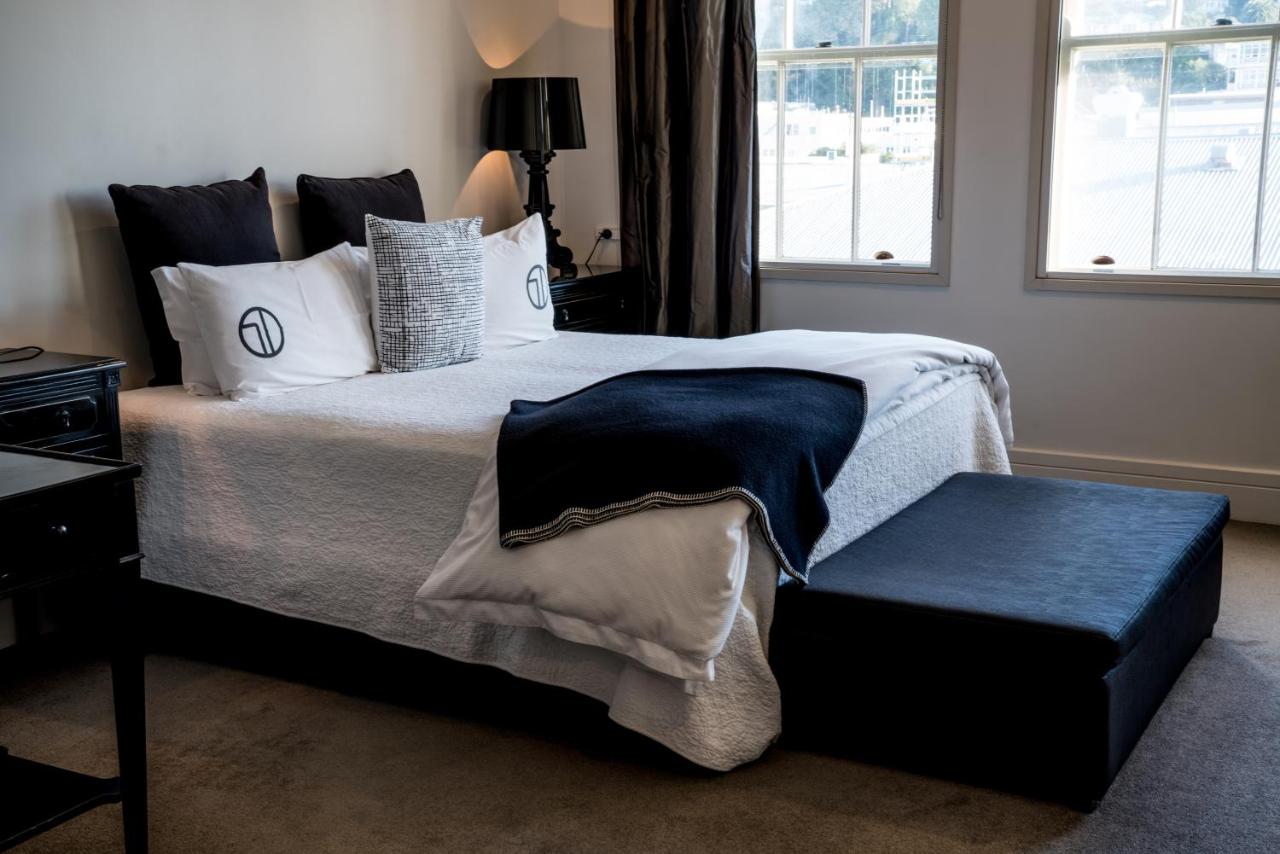 Zimmer mit Kingsize-Bett und Stadtblick