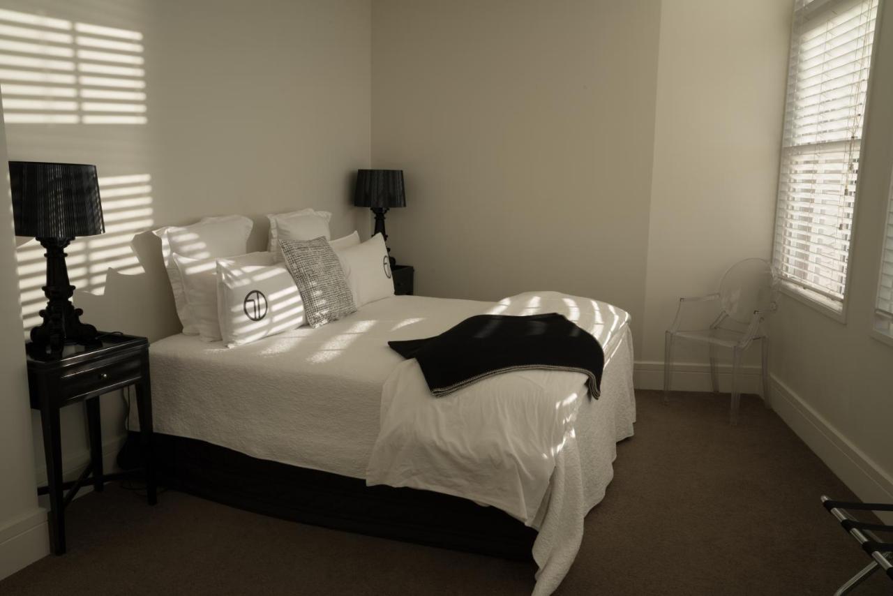 Zimmer mit Kingsize-Bett und Meerblick