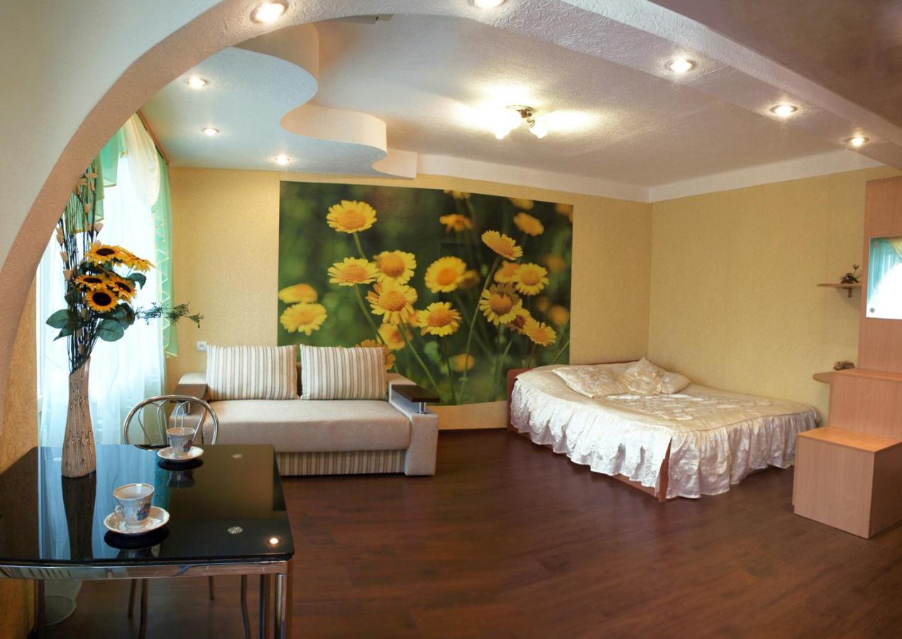 Квартира на проспекте Александра Поля с ромашками (Apartment on the Oleksandra Polia avenue with chamomiles) - B&B