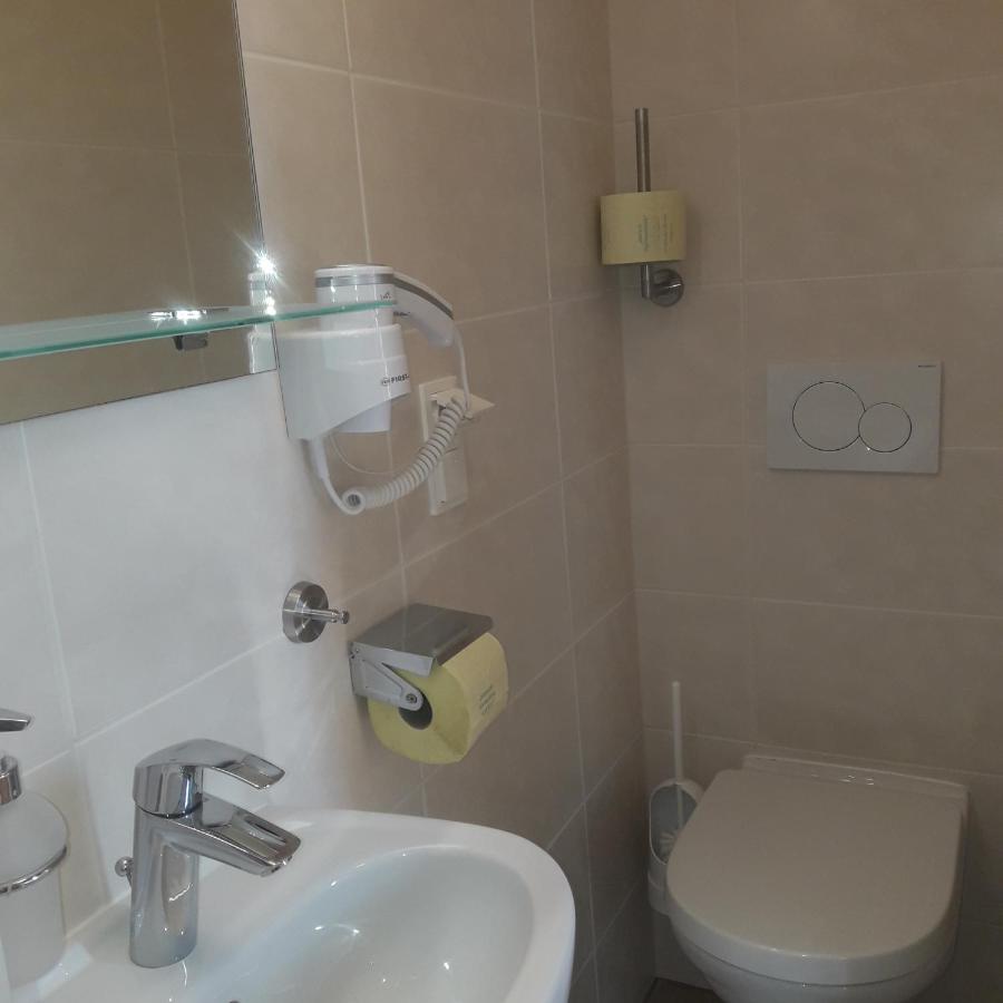 Tweepersoonskamer met 2 Aparte Bedden en Douche