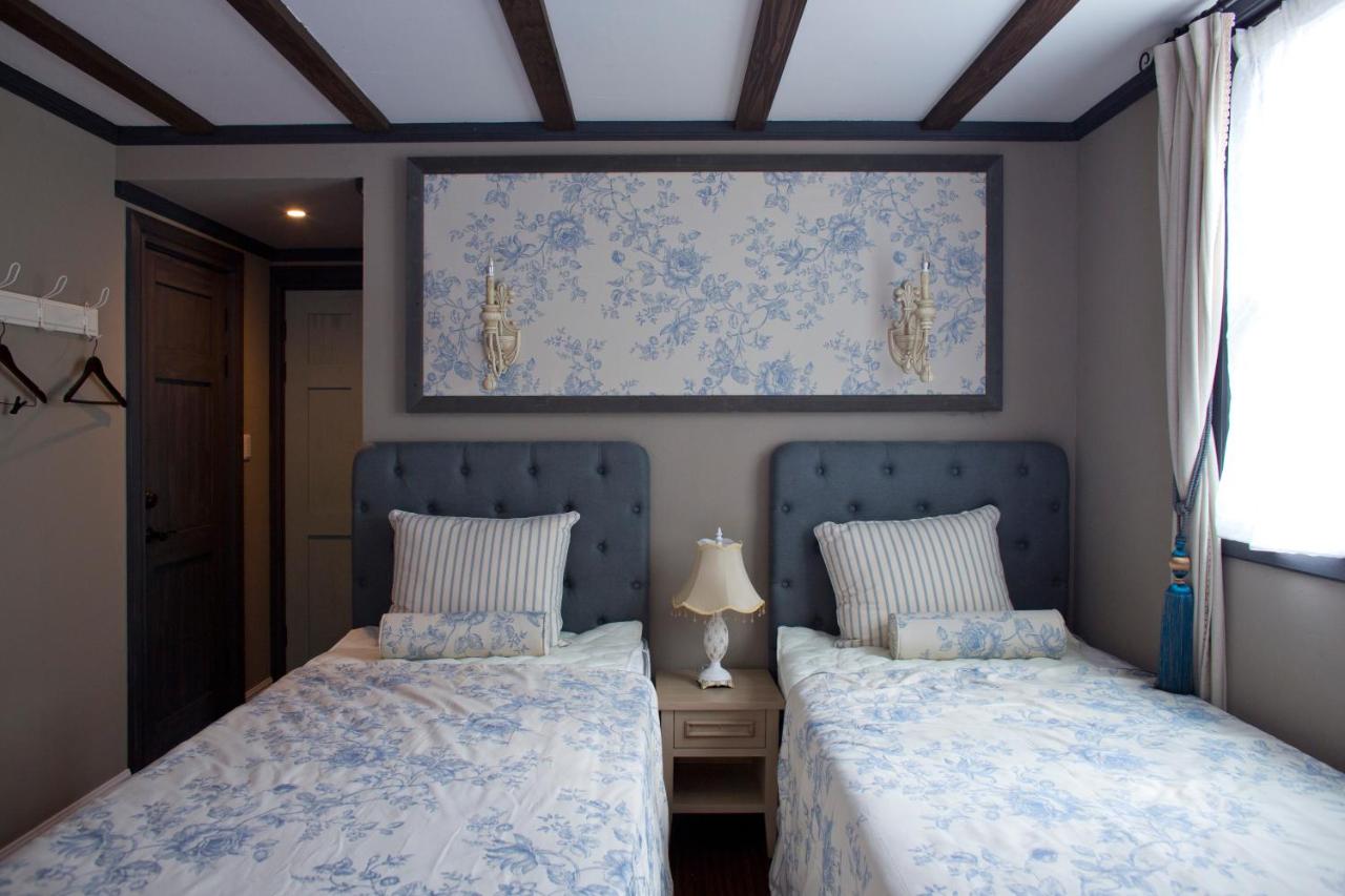 Twin Room with Private External Bathroom