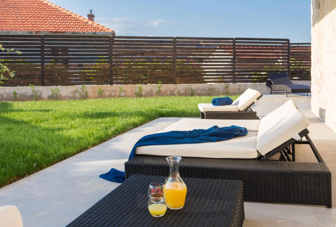 B&B Trogir - Villa Salt - 10 people, heated pool, Trogir, near beach & Split airport - Bed and Breakfast Trogir