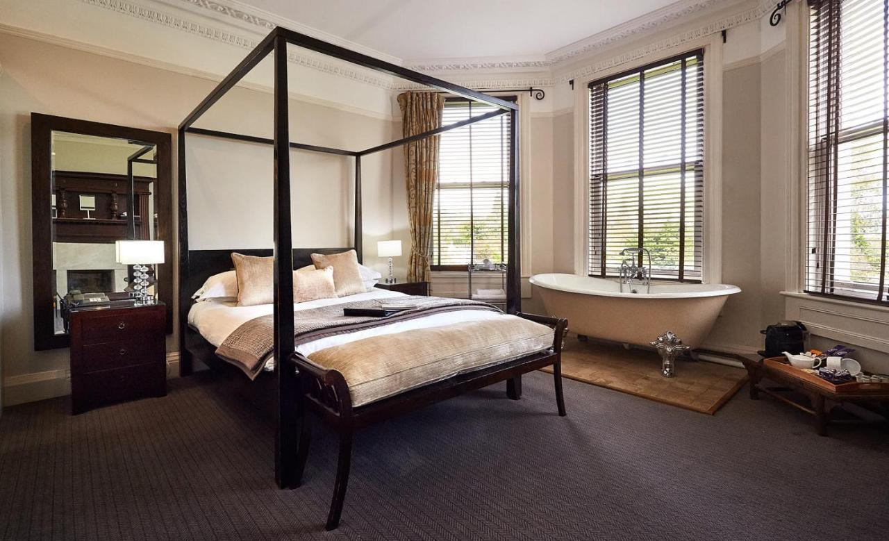Habitación con cama con dosel y vistas a la ciudad
