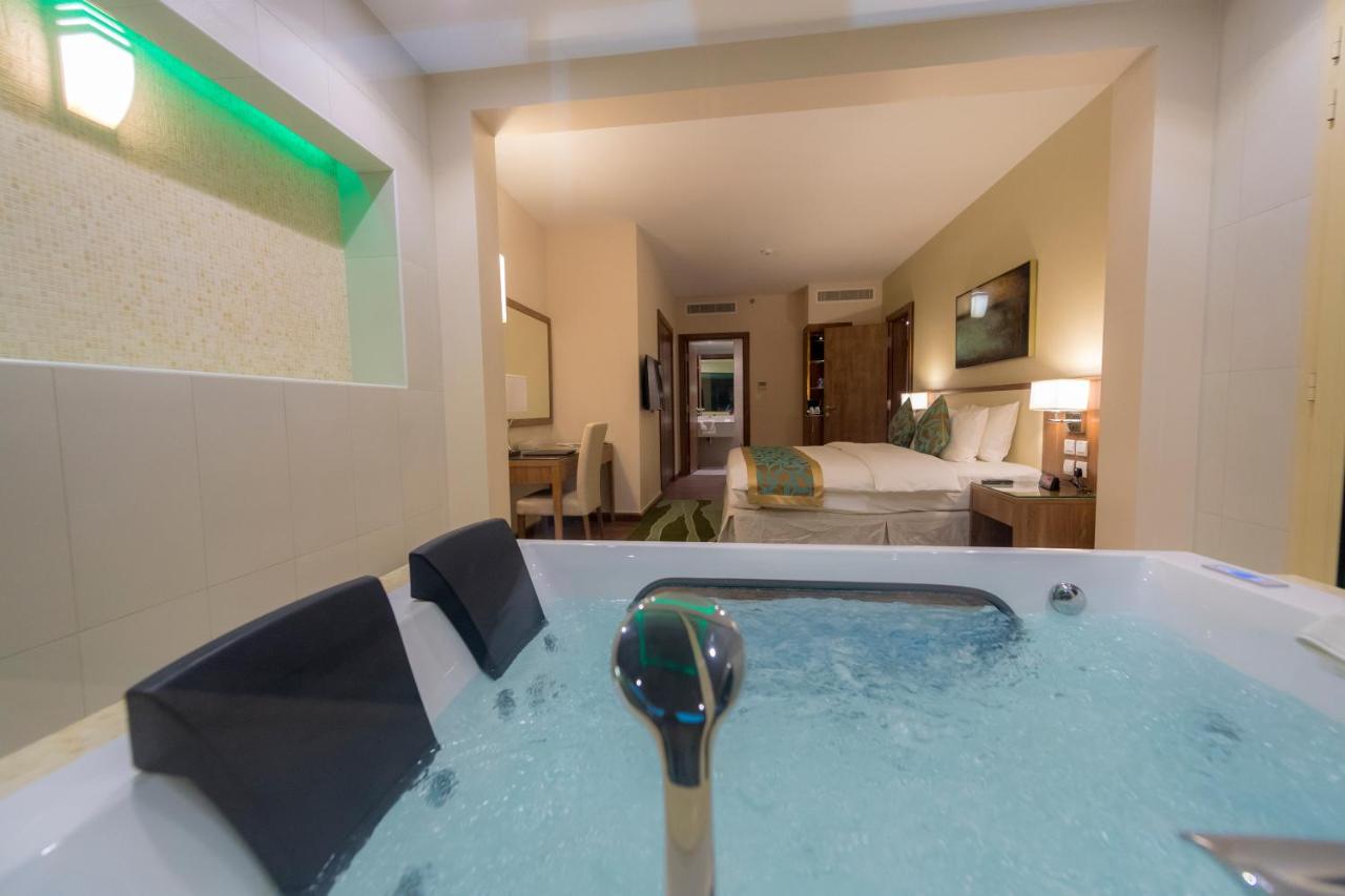 Romantic Suite with Jacuzzi, Non-Smoking, 1 King Bed