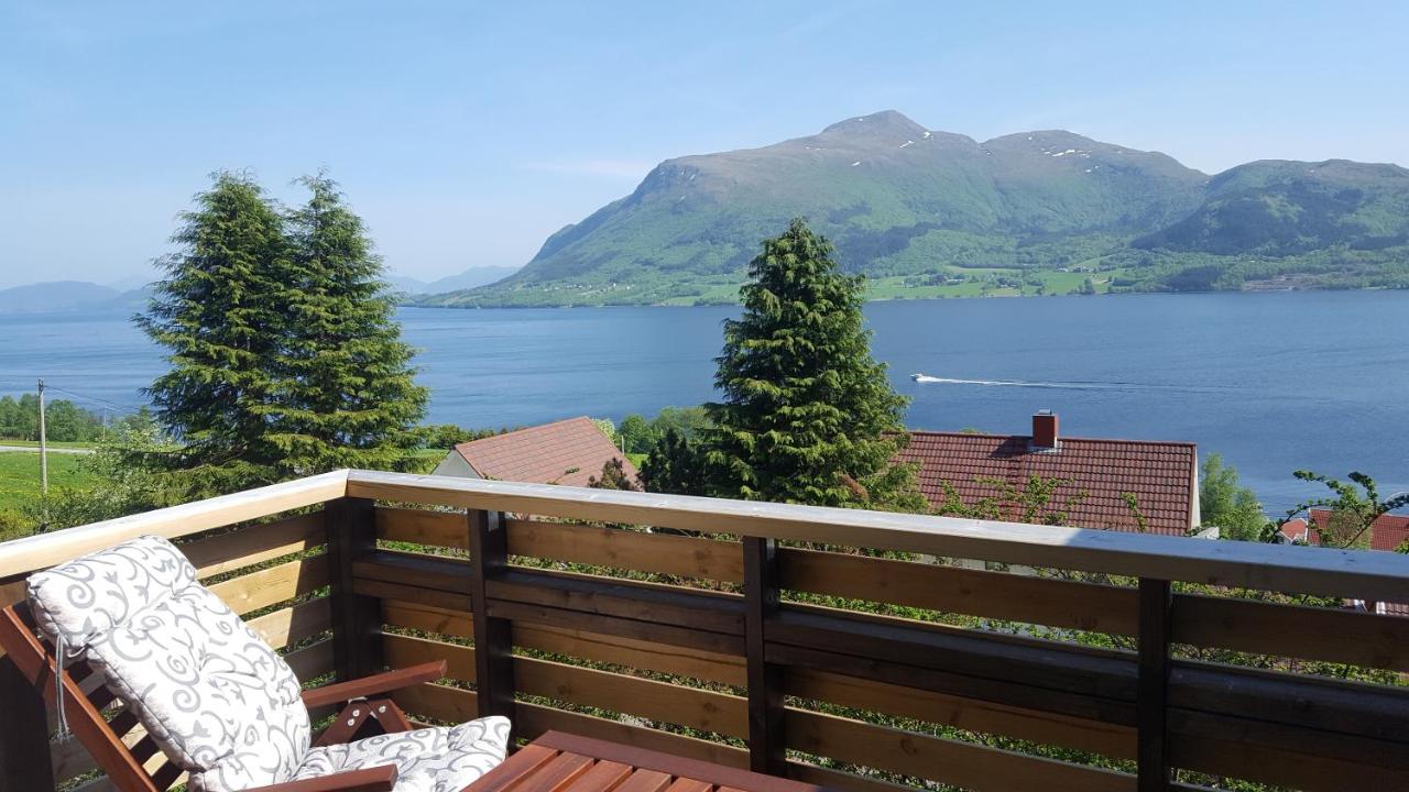 B&B Averoy - Holiday Home Kvernesfjorden - Bed and Breakfast Averoy