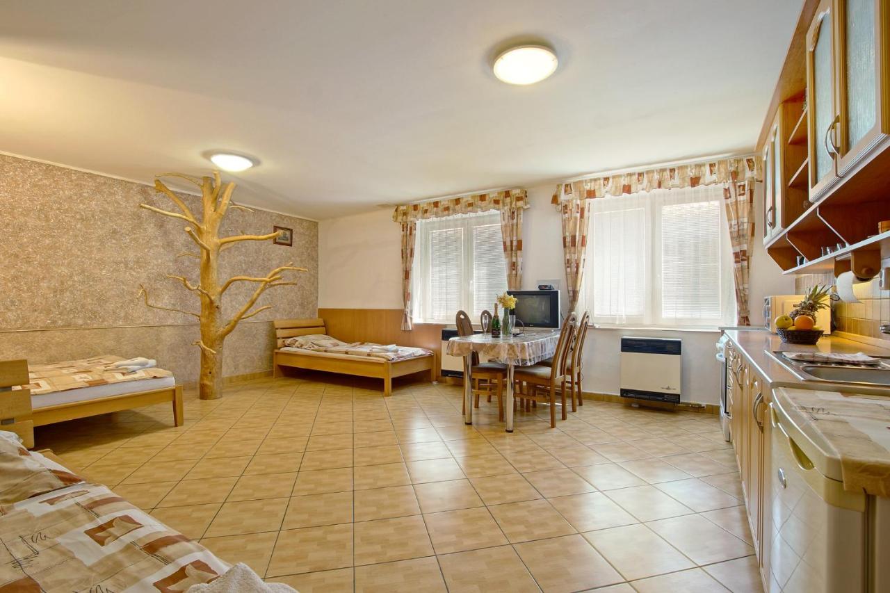 Habitación Cuádruple Económica con baño compartido