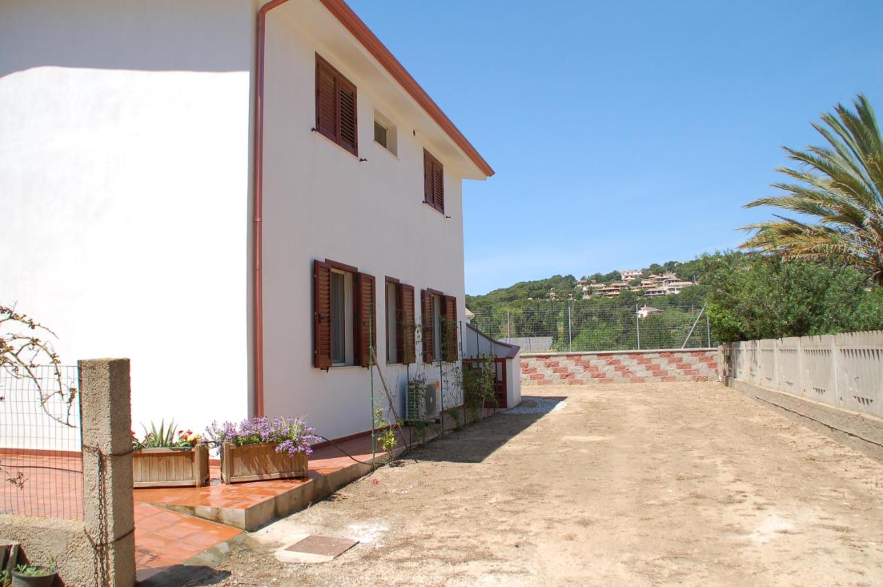 Lucia Holiday House Porto Pino - Chambres d’hôtes Porto Pino