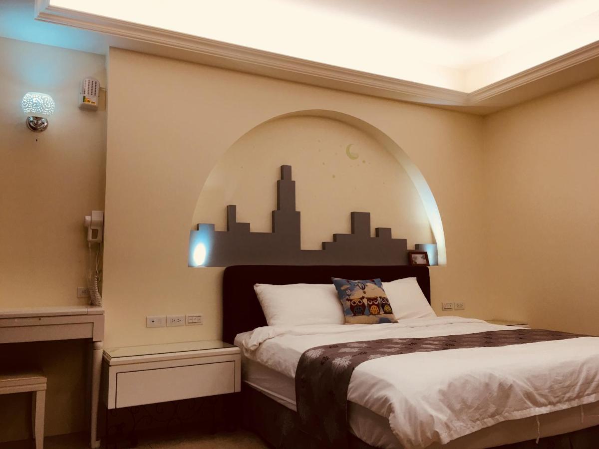 Zimmer mit Queensize-Bett und Balkon