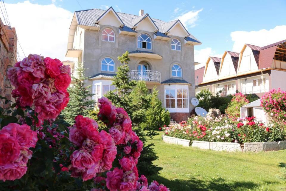 Гостевой дом "Ысык-Куль - Светлана" - Bed and Breakfast