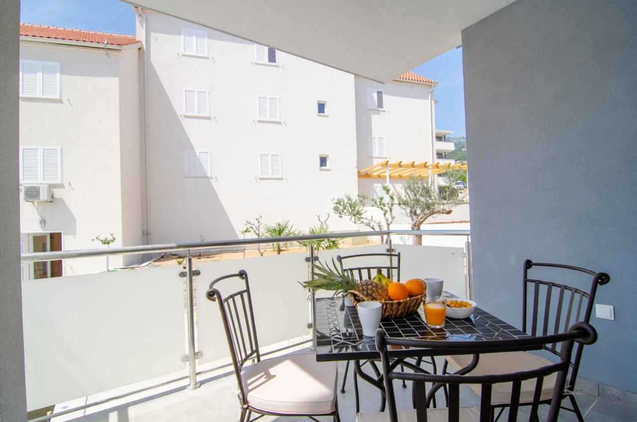 Apartment with Pool View 