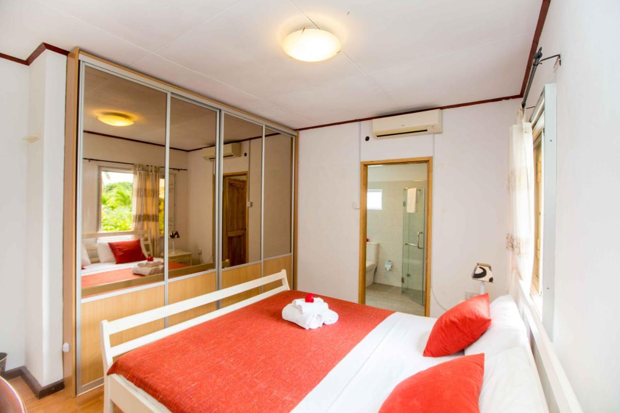 Zimmer mit Kingsize-Bett und Gartenblick. 