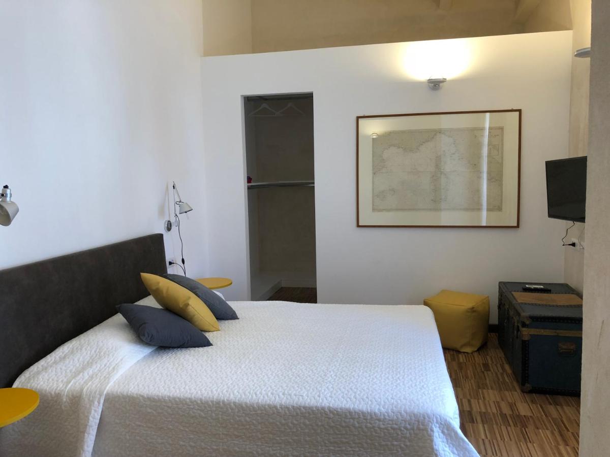 Camera Tripla Superior