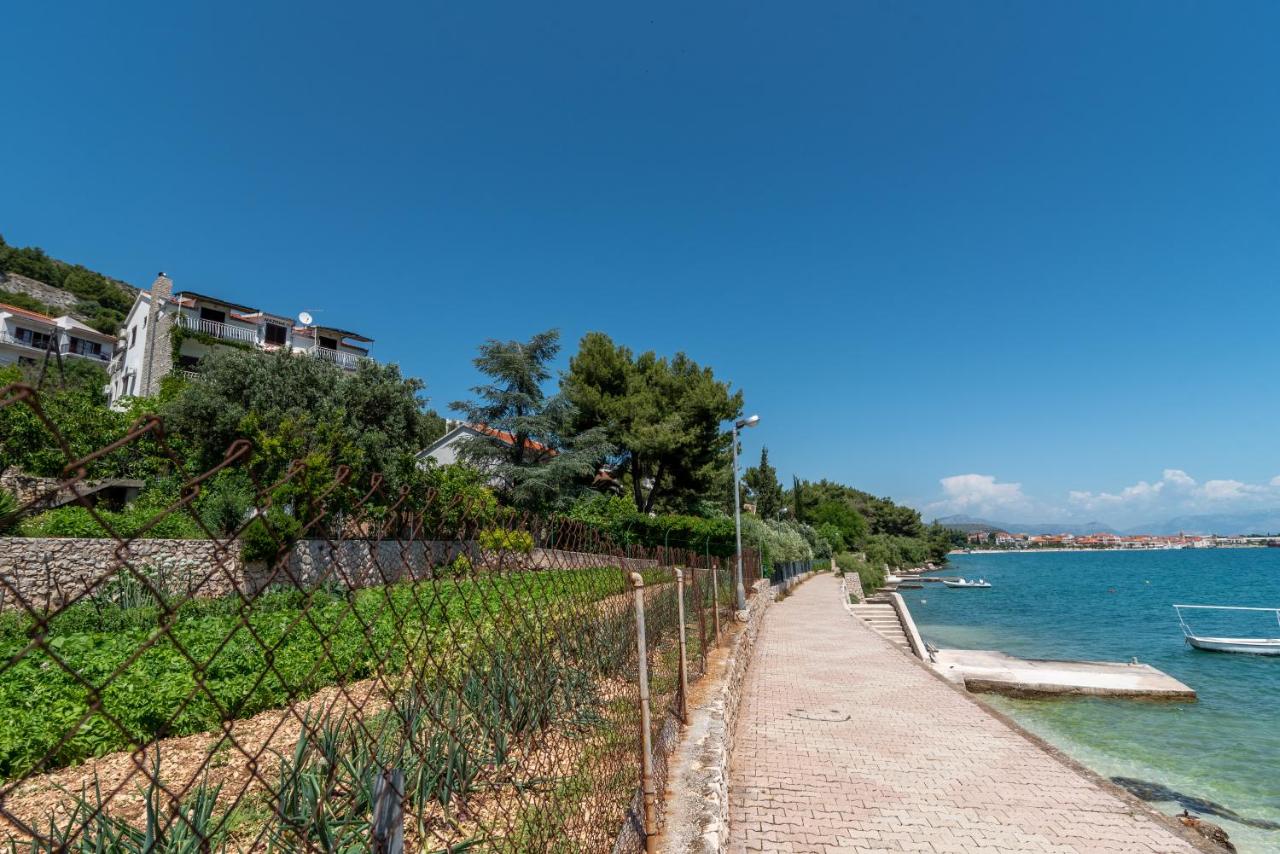 Unique Beachfront APT with Garden & Grill, near Trogir - Ferienwohnung Trogir