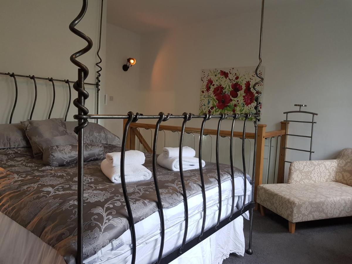 B&B Huddersfield - The Retreat at Plover Cottage Lindley - Bed and Breakfast Huddersfield