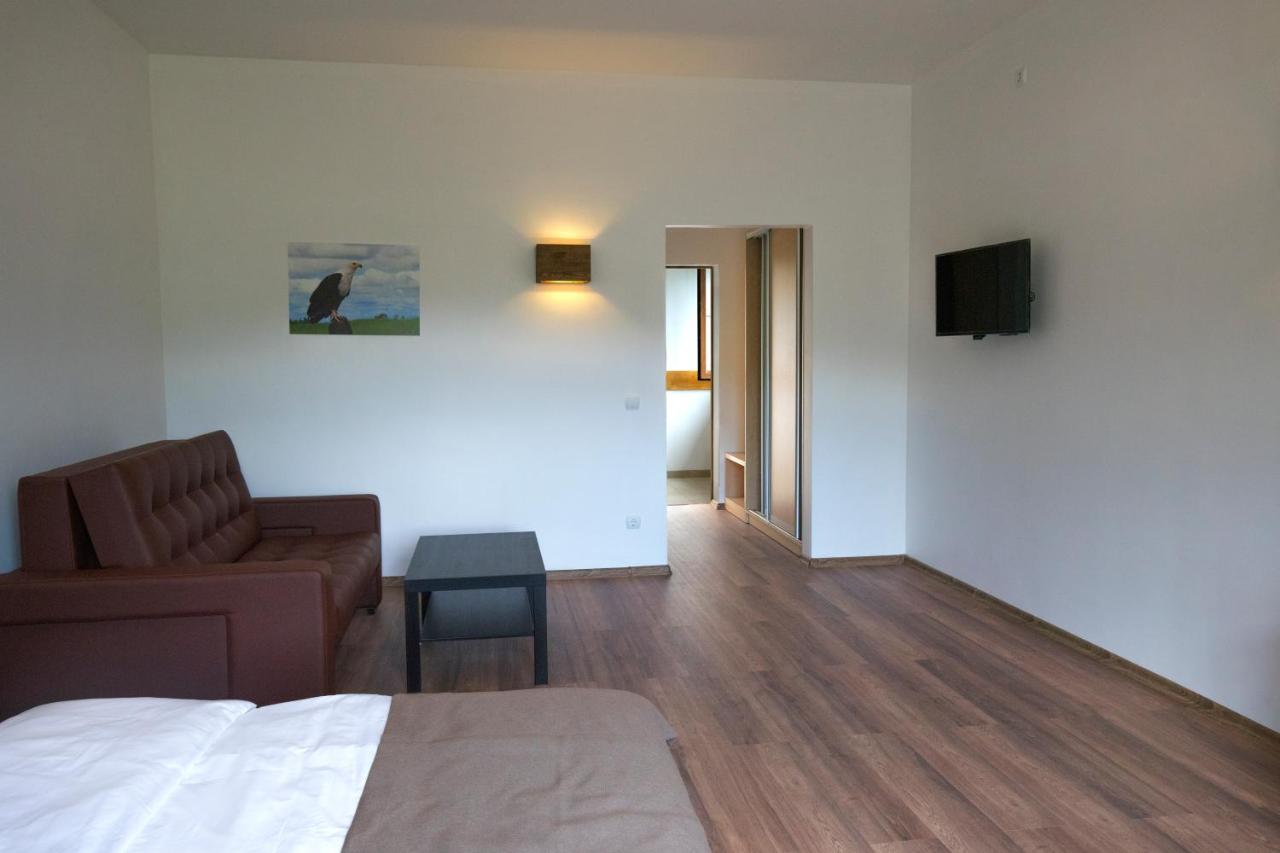 Habitación con cama extragrande y vistas a la montaña