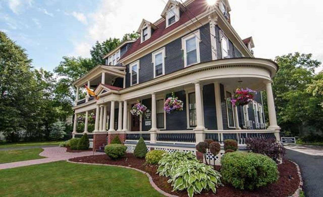 Carriage House Inn - B&B Fredericton