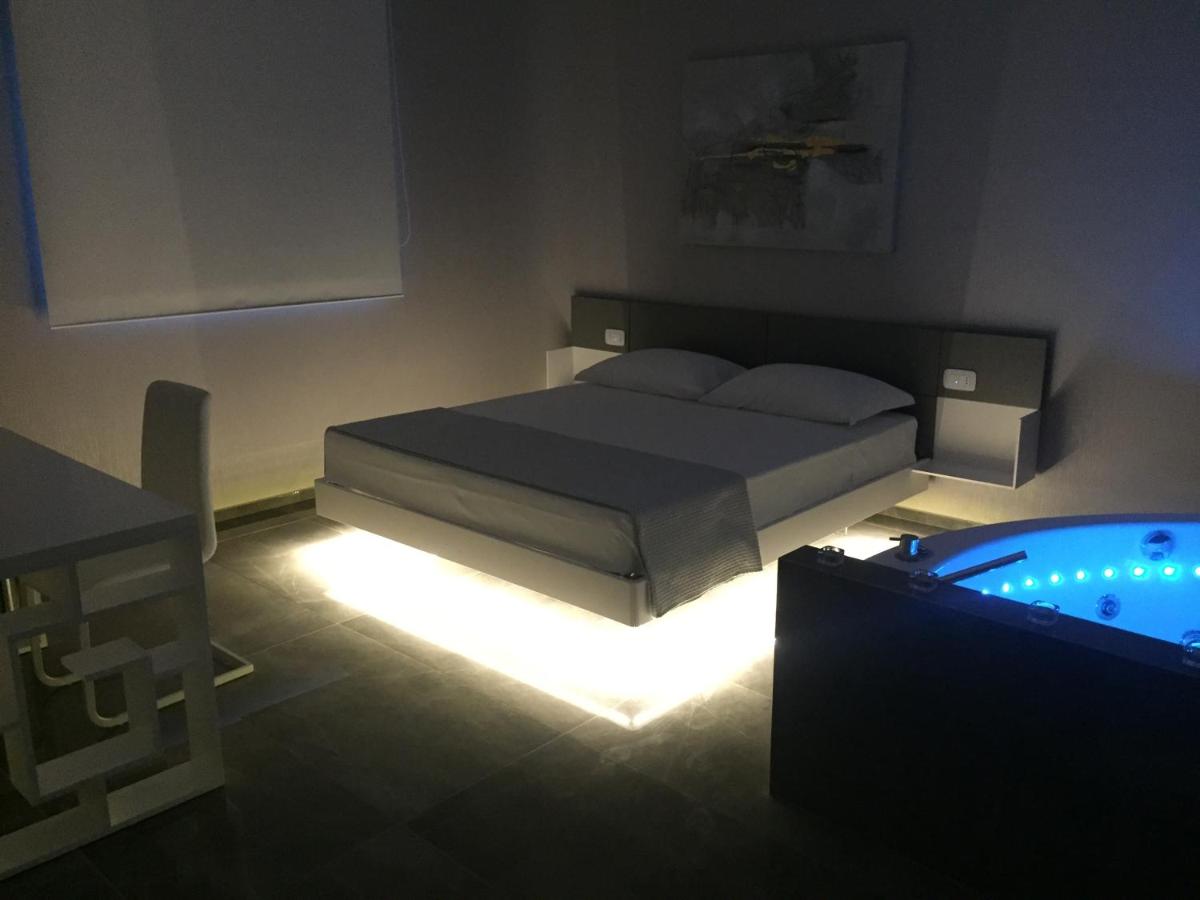 Habitación con cama extragrande y bañera de hidromasaje