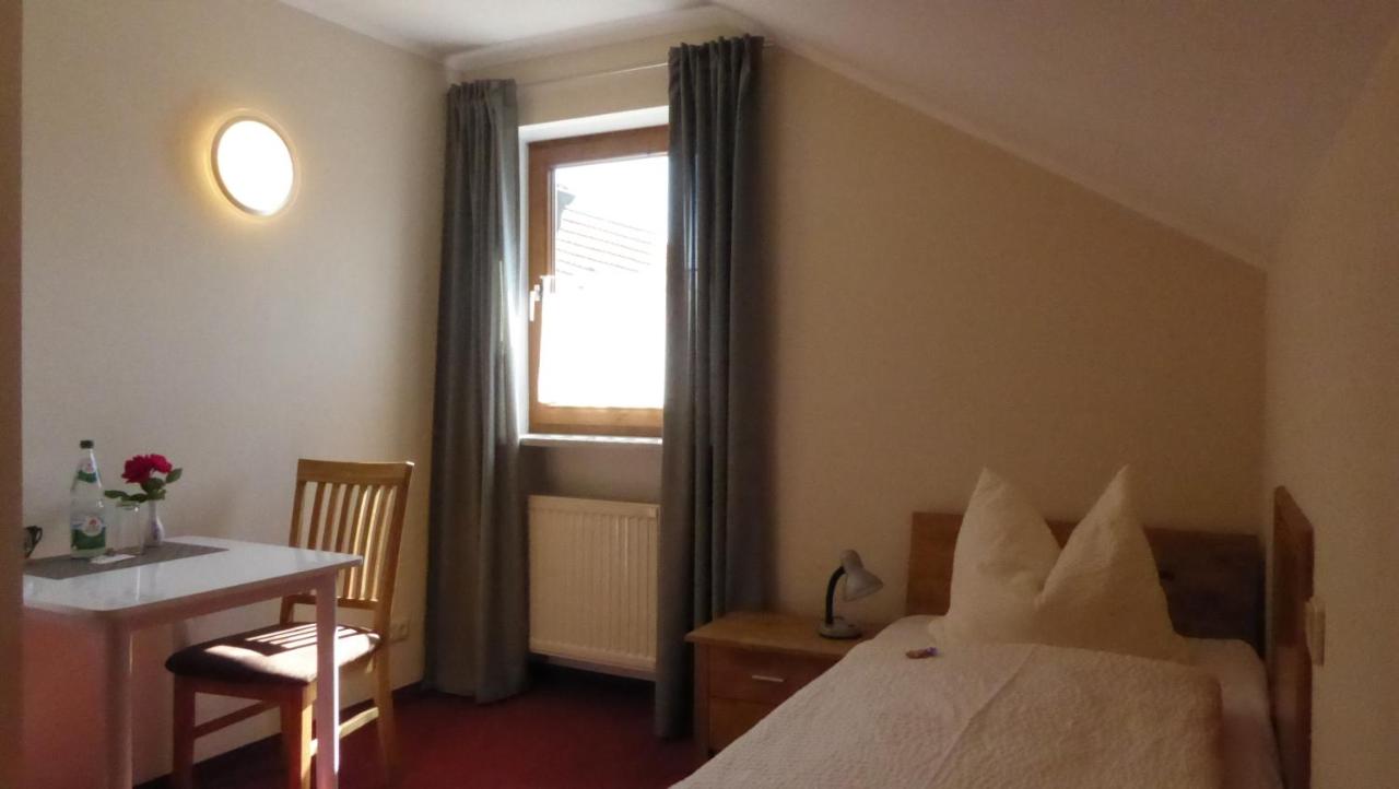 Zweibettzimmer mit Bad
