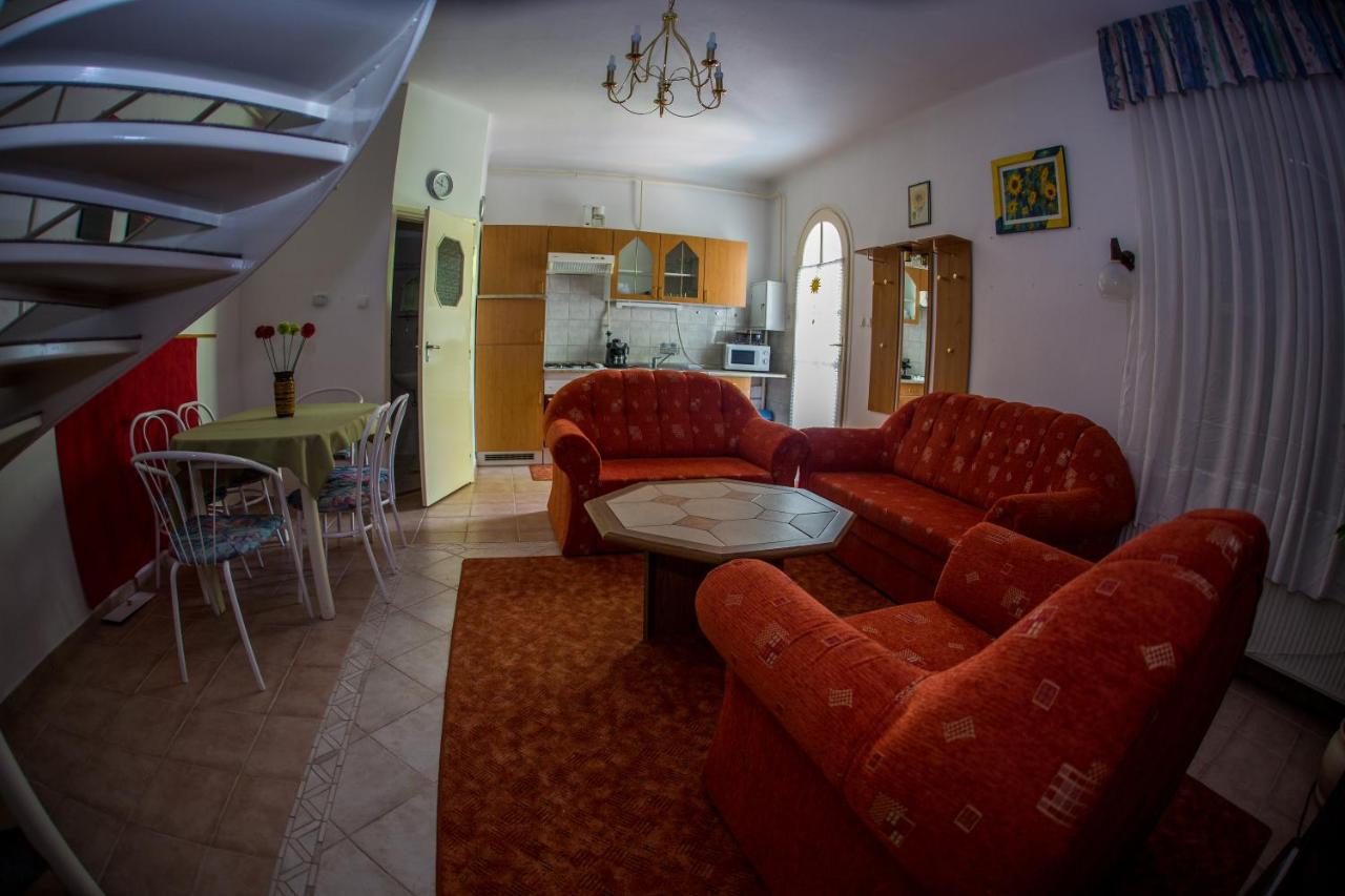 Aqua Line Apartmanház - Chambres d’hôtes