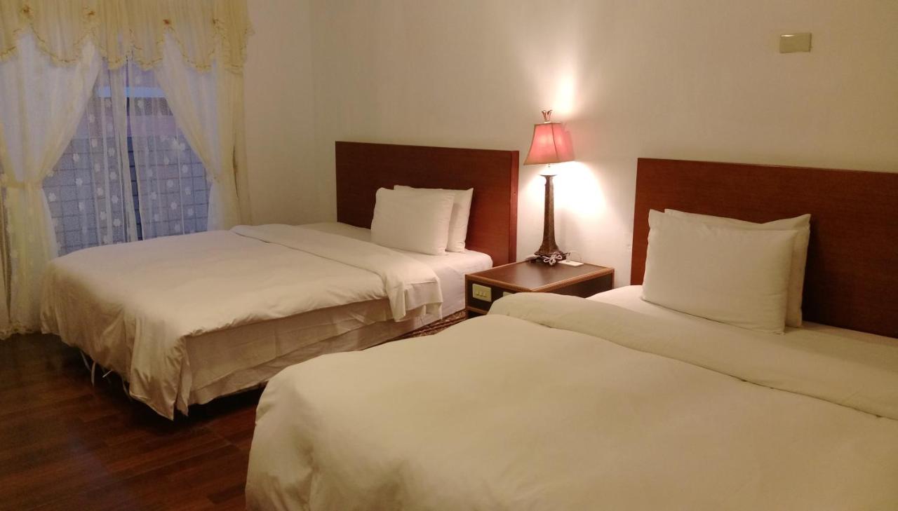 Vierbettzimmer mit Badewanne