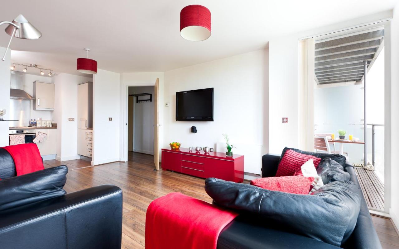 Apartment in Central MK - Bed Choice of 1 Super-king Or 2 Singles and also 2 Sofa Beds - Free Parking and Smart TV - Contractors, Relocation, Business Travellers - B&B Milton Keynes