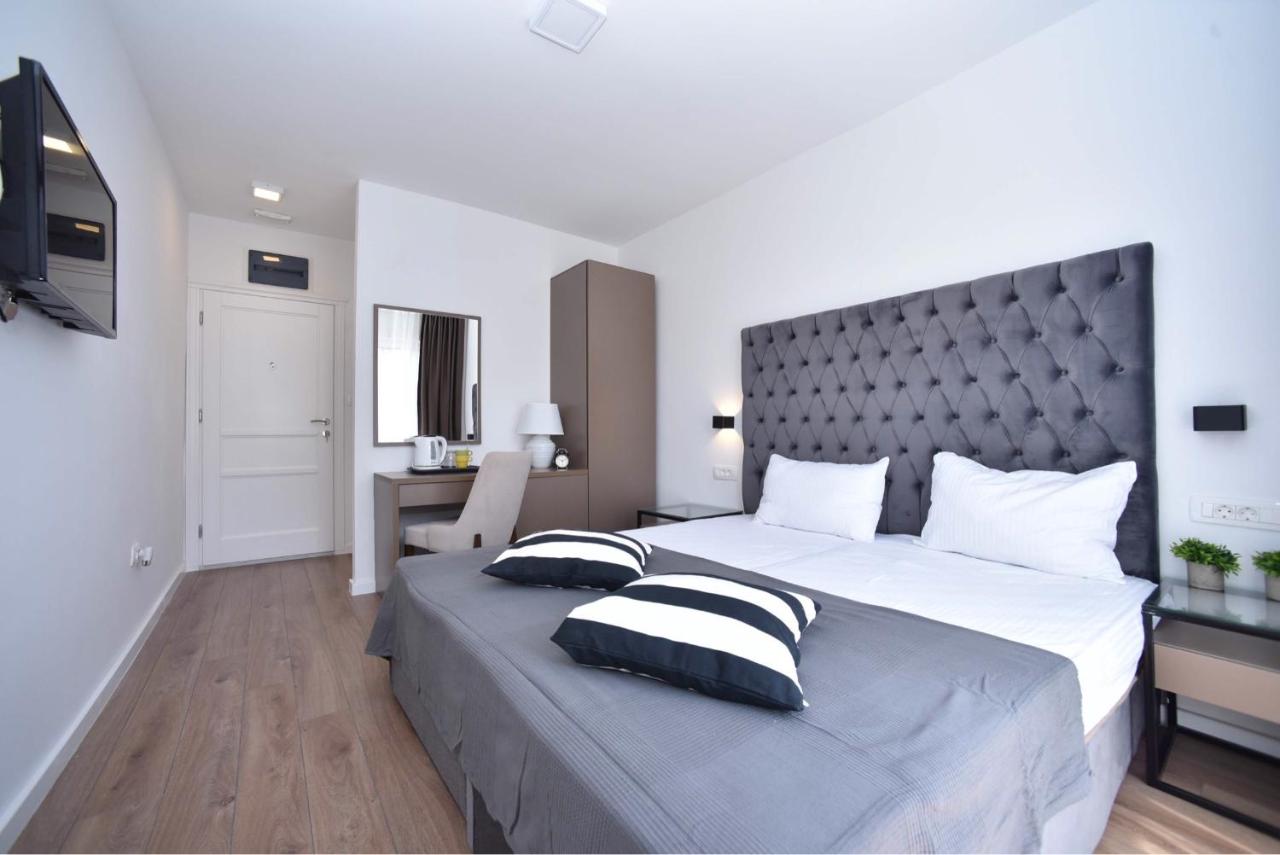 Deluxe One-Bedroom Apartment with Garden View