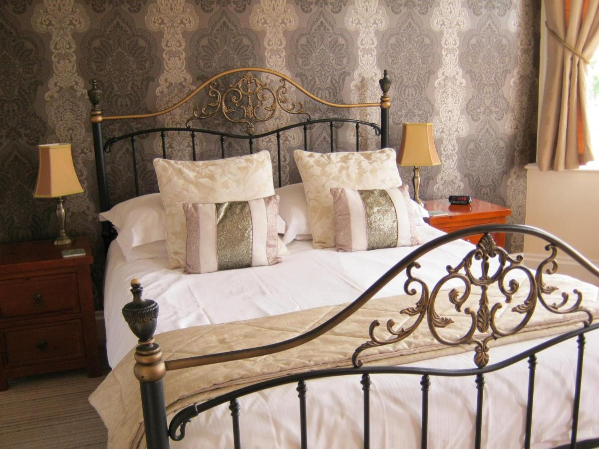 Zimmer mit Kingsize-Bett
