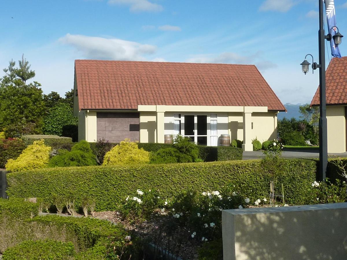 B&B New Plymouth - A Touch of Tuscany at Hillsborough - Bed and Breakfast New Plymouth