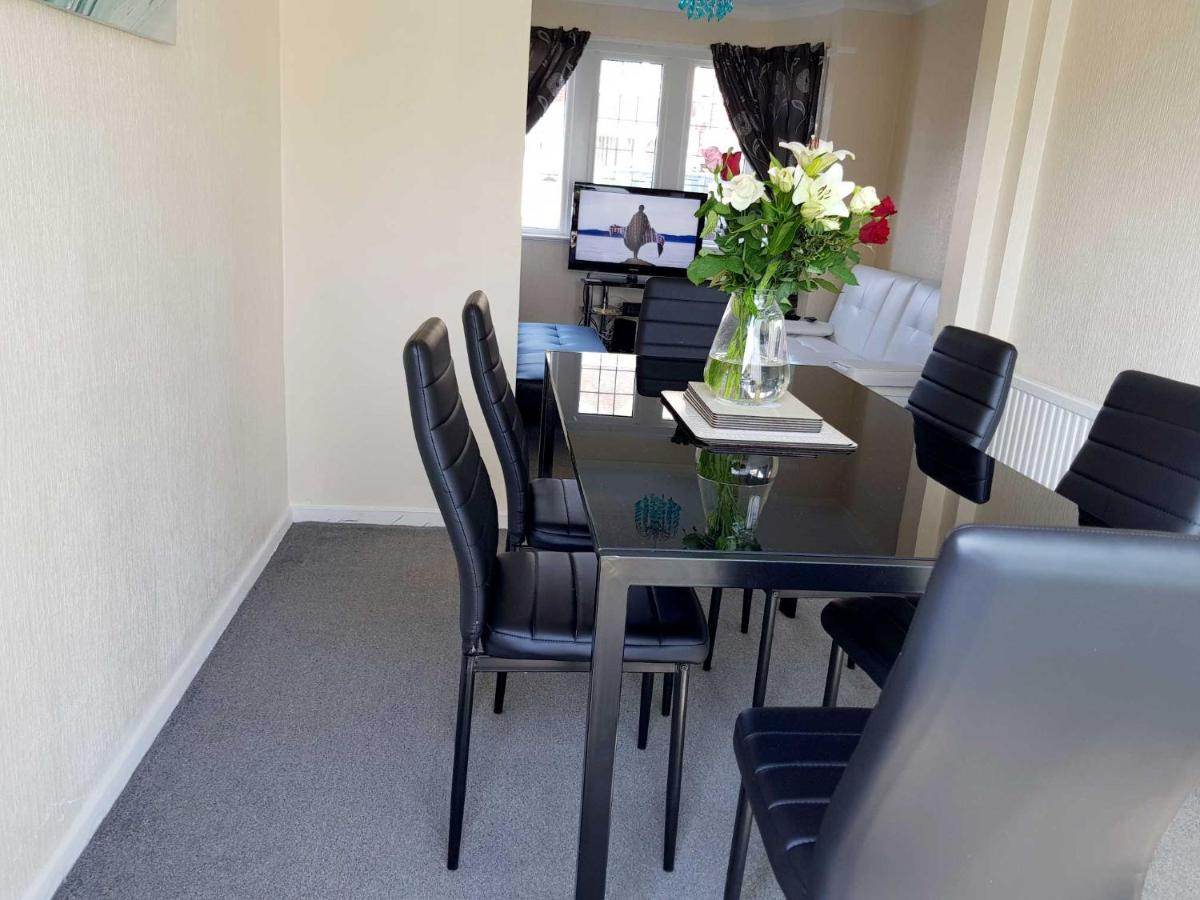 B&B Blackpool - Blackpoolholidaylets Salmesbury Avenue Families And Contractors only - Bed and Breakfast Blackpool