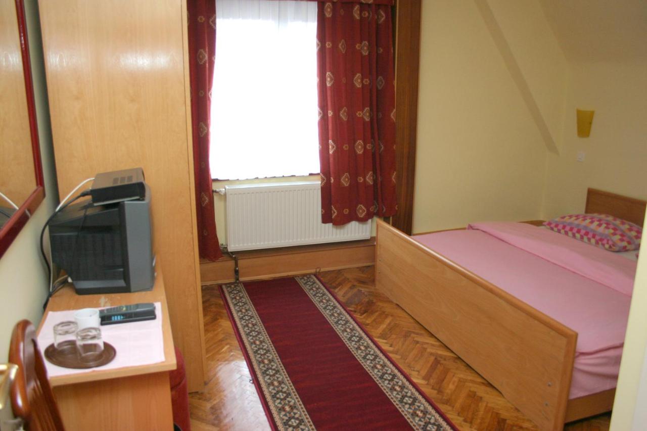 Doppel- oder Zweibettzimmer